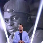 Ion Aramendi con la imagen de Linci Fernandez en la pantalla del plató de 'Supervivientes 2023'