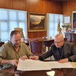 José Luis García-Palacios Álvarez y monseñor Santiago Gómez Sierra en la firma del convenio