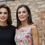 MADRID, 19/06/2023.- La reina Letizia y Rania de Jordania en su visita este lunes a las Escuelas Taller de Patrimonio Nacional. 