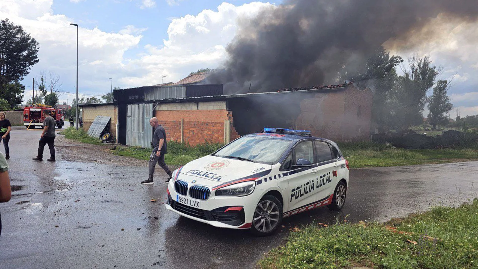 Mueren 16 terneros y dos vacas tras incendiarse una nave por un rayo en León