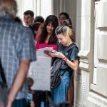 Personas hacen fila frente al consulado español, el pasado febrero, en Buenos Aires (Argentina). 