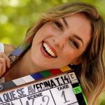 La bella Paloma Bloyd posa con una claqueta de 'LQSA'