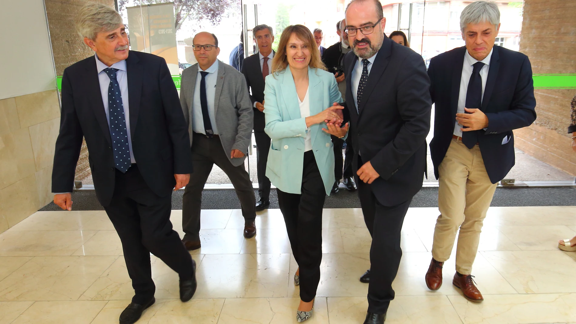 La consejera de Educación, Rocío Lucas, junto al alcalde de Ponferrada, Marco Morala,, durante el acto de entrega de los Premios Plan TCUE Transferencia de Conocimiento Universidad-Empresa 2022 en Ponferrada
