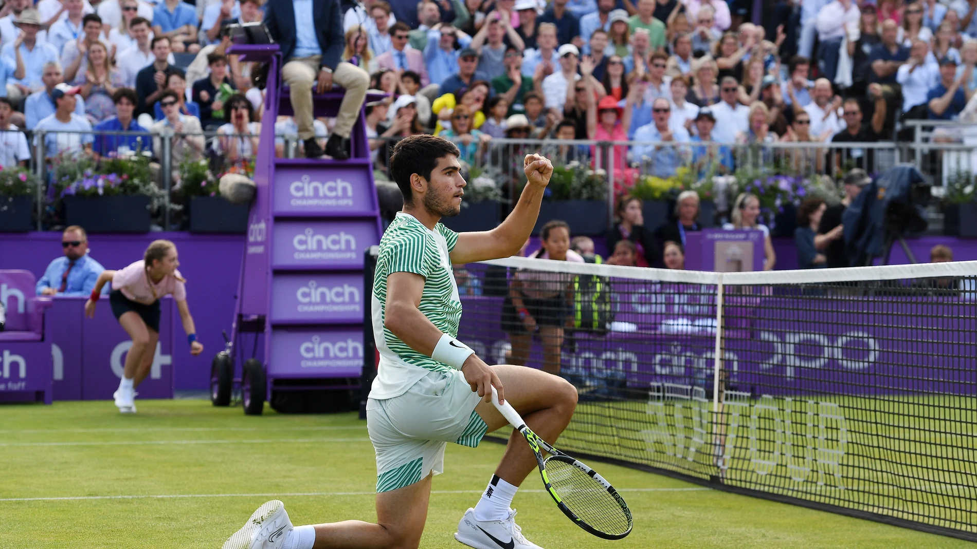 London (United Kingdom), 20/06/2023.- Carlos Alcaraz of Spain reacts to winning a point during his Round of 32 match against Arthur Rinderknech of France at the Cinch Championship tennis tournament in London, Britain, 20 June 2023. (Tenis, Francia, España, Reino Unido, Londres) EFE/EPA/ANDY RAIN