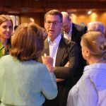 El líder del PP, Alberto Núñez Feijóo junto en el seminario organizado por Reformismo 21