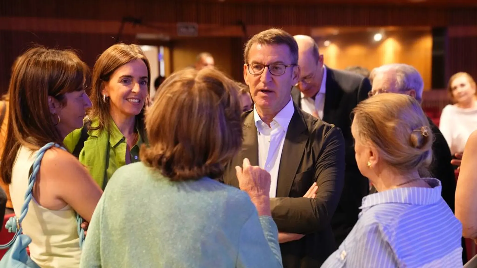 El líder del PP, Alberto Núñez Feijóo junto en el seminario organizado por Reformismo 21