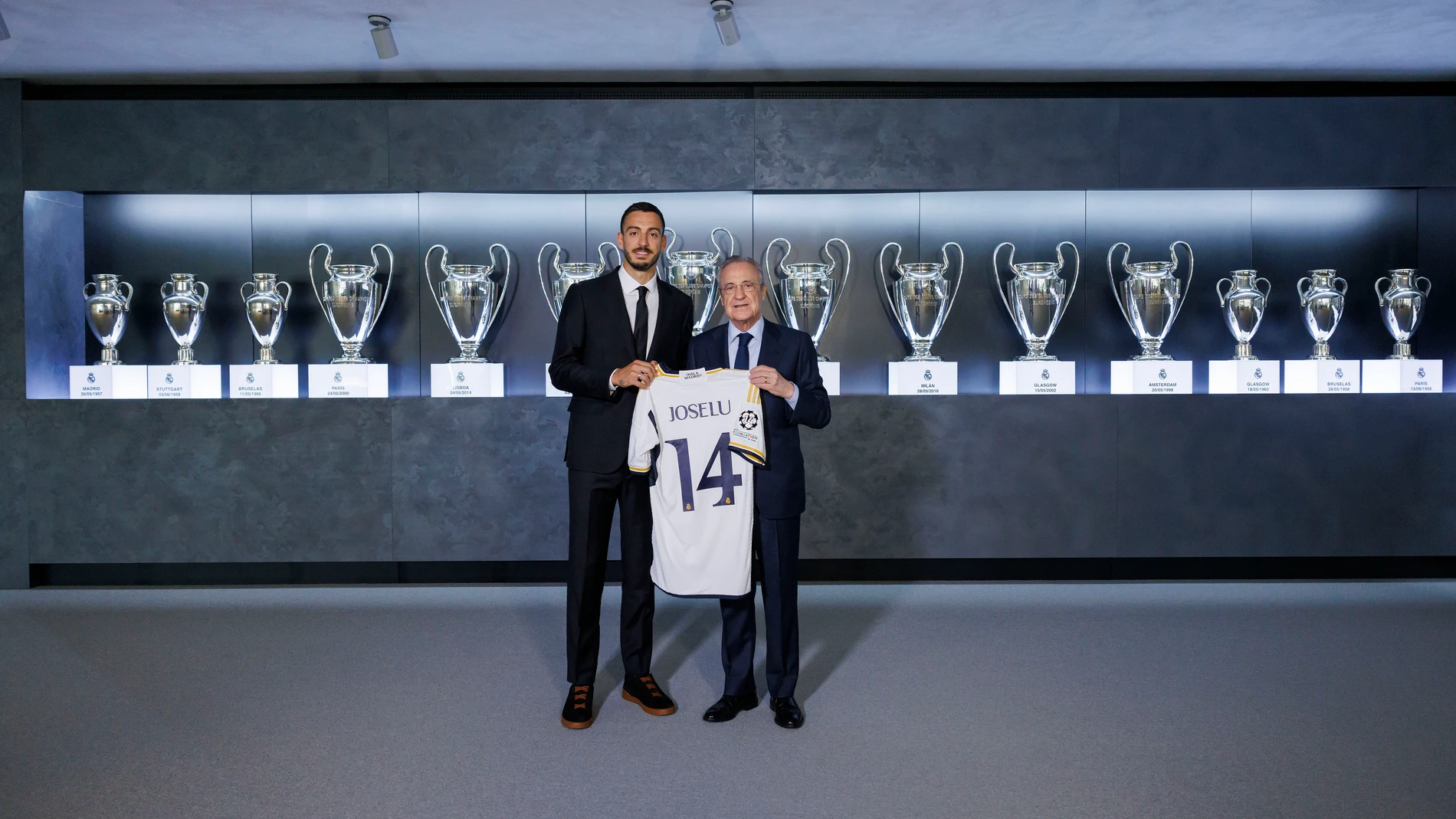 MADRID, 20/06/2023.- El delantero Joselu Mato (i) junto al presidente del club, Florentino Pérez, durante su presentación como nuevo jugador del equipo, este martes en el estadio Santiago Bernabeu. EFE/RealMadrid.com SOLO USO EDITORIAL/SOLO DISPONIBLE PARA ILUSTRAR LA NOTICIA QUE ACOMPAÑA (CRÉDITO OBLIGATORIO9