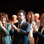 De izquierda a derecha, la presidenta de la Taula d'Entitats del Tercer Sector Social de Catalunya, Francina Alsina, el presidente de la Generalitat, Pere Aragonès, y el conseller de Derechos Sociales, Carles Campuzano