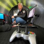 Stockton Rush, CEO de OceanGate Expeditions y uno de los desaparecidos, en el interior del Titan con el Logitech F110 modificado.
