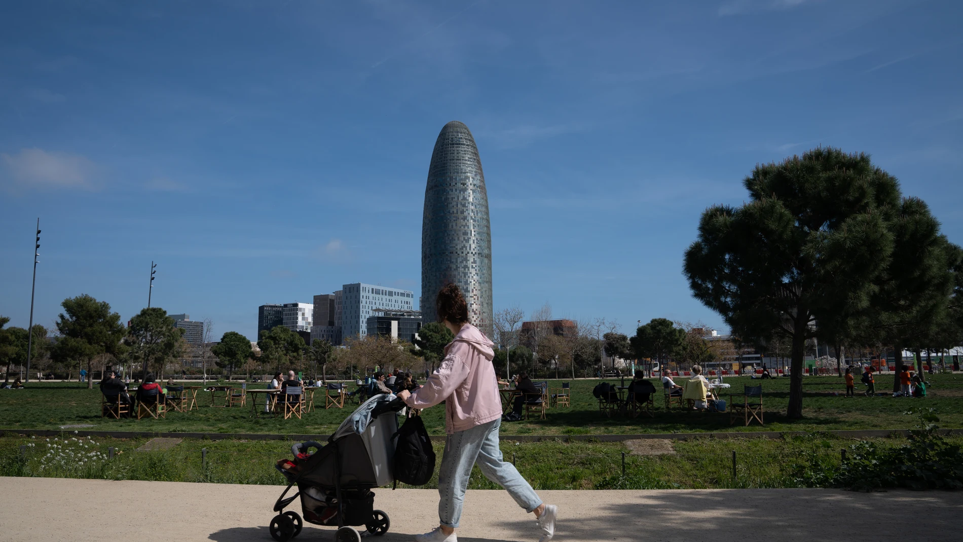 Sánchez y Escrivá anuncian que extenderán de 16 a 20 semanas el permiso de paternidad y maternidad con trabajo parcial