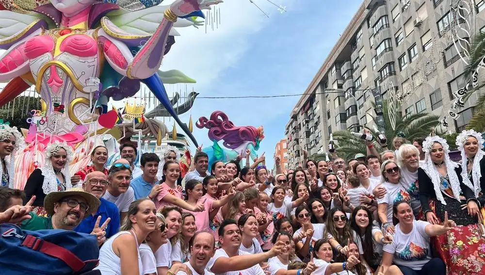 Miembros de la Hoguera Diputación-Renfe celebrando el premio.
