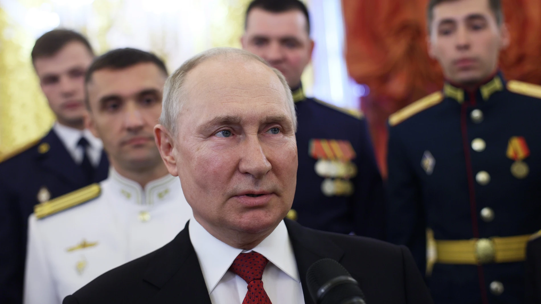 Moscow (Russian Federation), 20/06/2023.- Russian President Vladimir Putin speaks during a meeting with graduates of the country's military higher education institutions at the Kremlin in Moscow, Russia, 21 June 2023. The Ukrainian army suffers serious losses during the counteroffensive, because of this, there is a certain calm on the line of contact, said Russian President Vladimir Putin. (Rusia, Moscú) EFE/EPA/GAVRIIL GRIGOROV/SPUTNIK/KREMLIN POOL MANDATORY CREDIT
