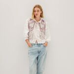 Los 8 chalecos más coloridos y originales que vas a llevar con jeans todo el verano