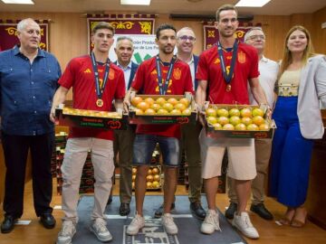 Gavi, Navas y Fabi&aacute;n en el Ayuntamiento de Los Palacios (Sevilla) tras otro homenaje