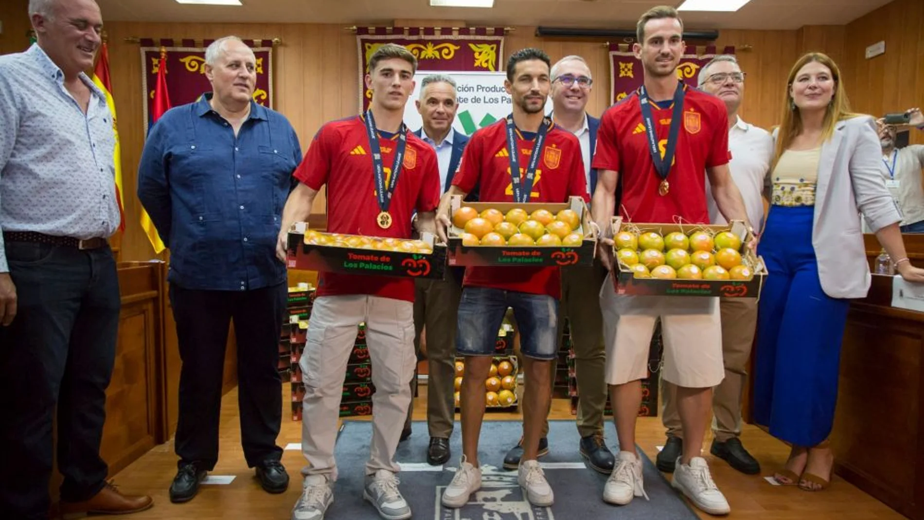 Gavi, Navas y Fabián en el Ayuntamiento de Los Palacios (Sevilla) tras otro homenaje
