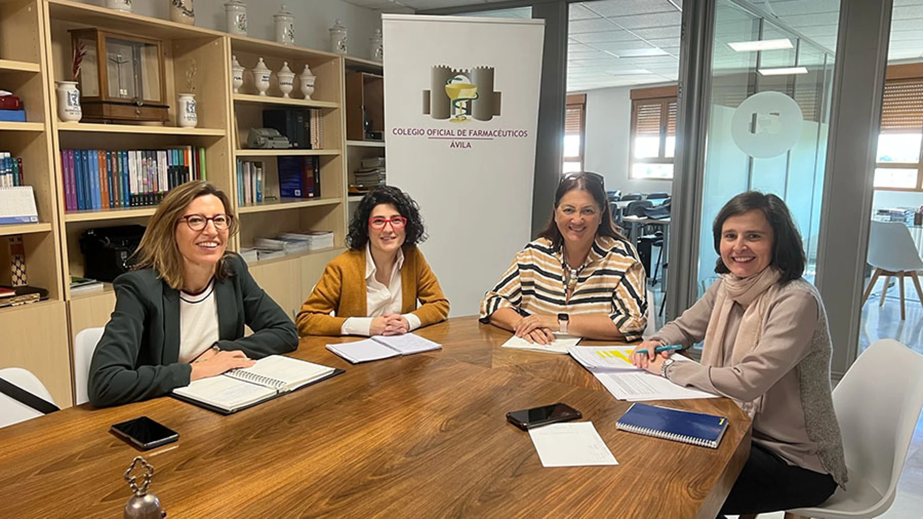La decana de la Facultad de Ciencias de la Salud de la Universidad Católica de Ávila (UCAV), Dra. Mercedes Sánchez, visita el Colegio de Farmacéuticos