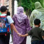Mujeres con velo transitan hoy por una calle de Tarragona