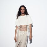 Las camisetas blancas son un must y te enseñamos aquellas con un toque especial para crear un look perfecto