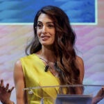 La abogada y activista británico-libanesa Amal Clooney habla durante el evento "We Choose Earth Tour" este jueves, en Madrid. 