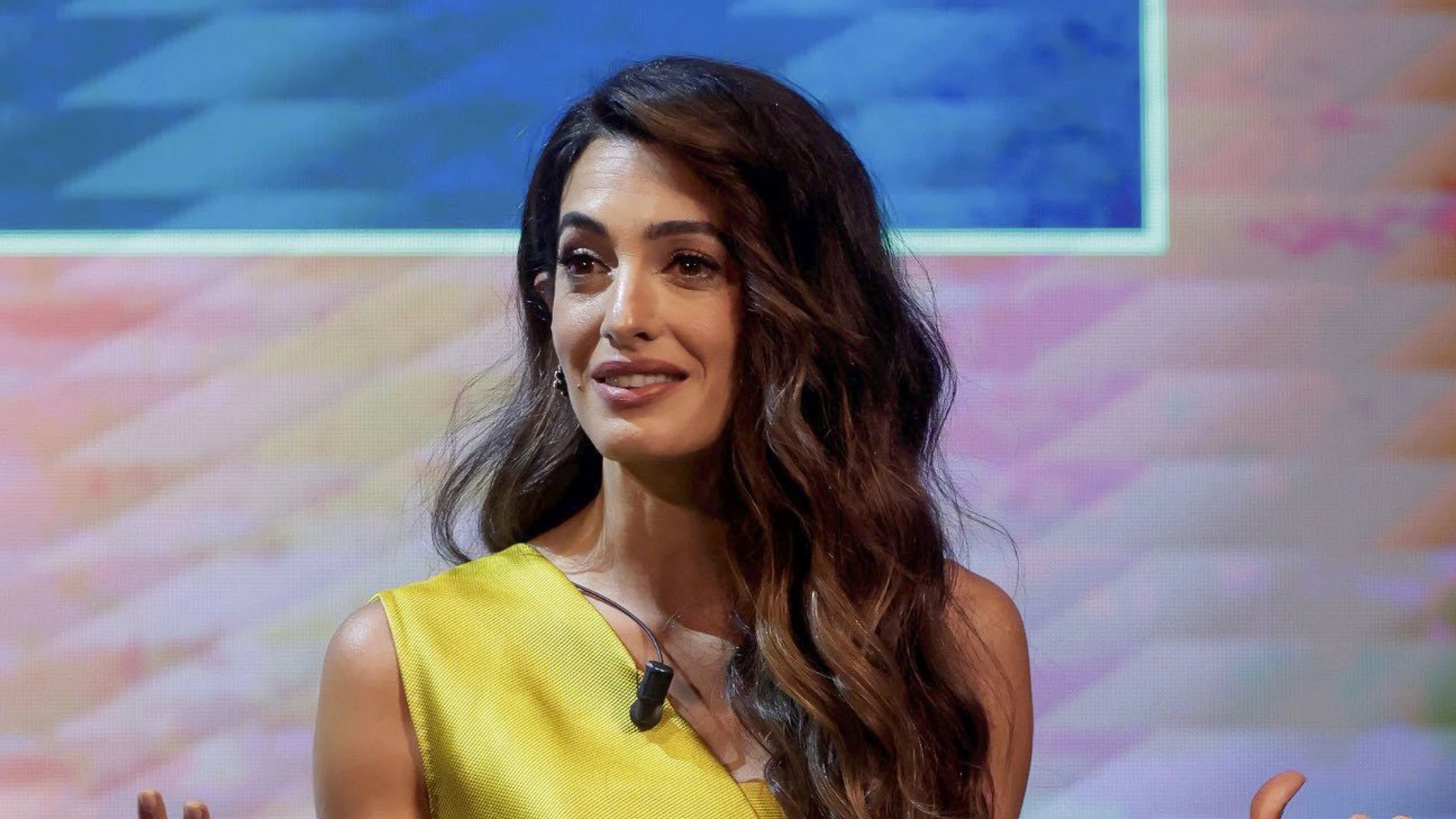 La abogada y activista británico-libanesa Amal Clooney habla durante el evento "We Choose Earth Tour" este jueves, en Madrid.