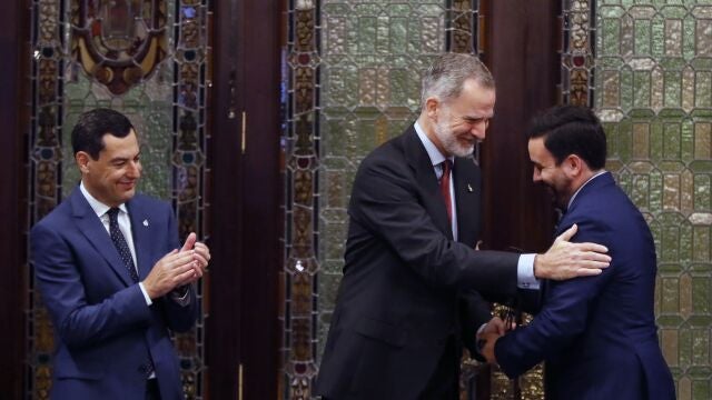 Felipe VI, junto al presidente de la Junta de Andalucía y el hijo de Alberto Jiménez-Becerril y Ascensión García