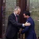Felipe VI, junto al presidente de la Junta de Andalucía y el hijo de Alberto Jiménez-Becerril y Ascensión García