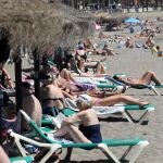 Bañistas en la playa de la malagueta
