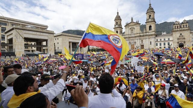 Manifestantes con banderas y pancartas en contra del Gobierno, llegan hoy a la Plaza de Bolívar en Bogotá (Colombia). La oposición colombiana salió este martes a las calles de varias ciudades de Colombia, en una jornada denominada "La marcha de la mayoría" contra el Gobierno del presidente Gustavo Petro y sus reformas en un momento de dificultades para el mandatario por un escándalo en su círculo cercano. 