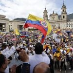 Manifestantes con banderas y pancartas en contra del Gobierno, llegan hoy a la Plaza de Bolívar en Bogotá (Colombia). La oposición colombiana salió este martes a las calles de varias ciudades de Colombia, en una jornada denominada "La marcha de la mayoría" contra el Gobierno del presidente Gustavo Petro y sus reformas en un momento de dificultades para el mandatario por un escándalo en su círculo cercano. 