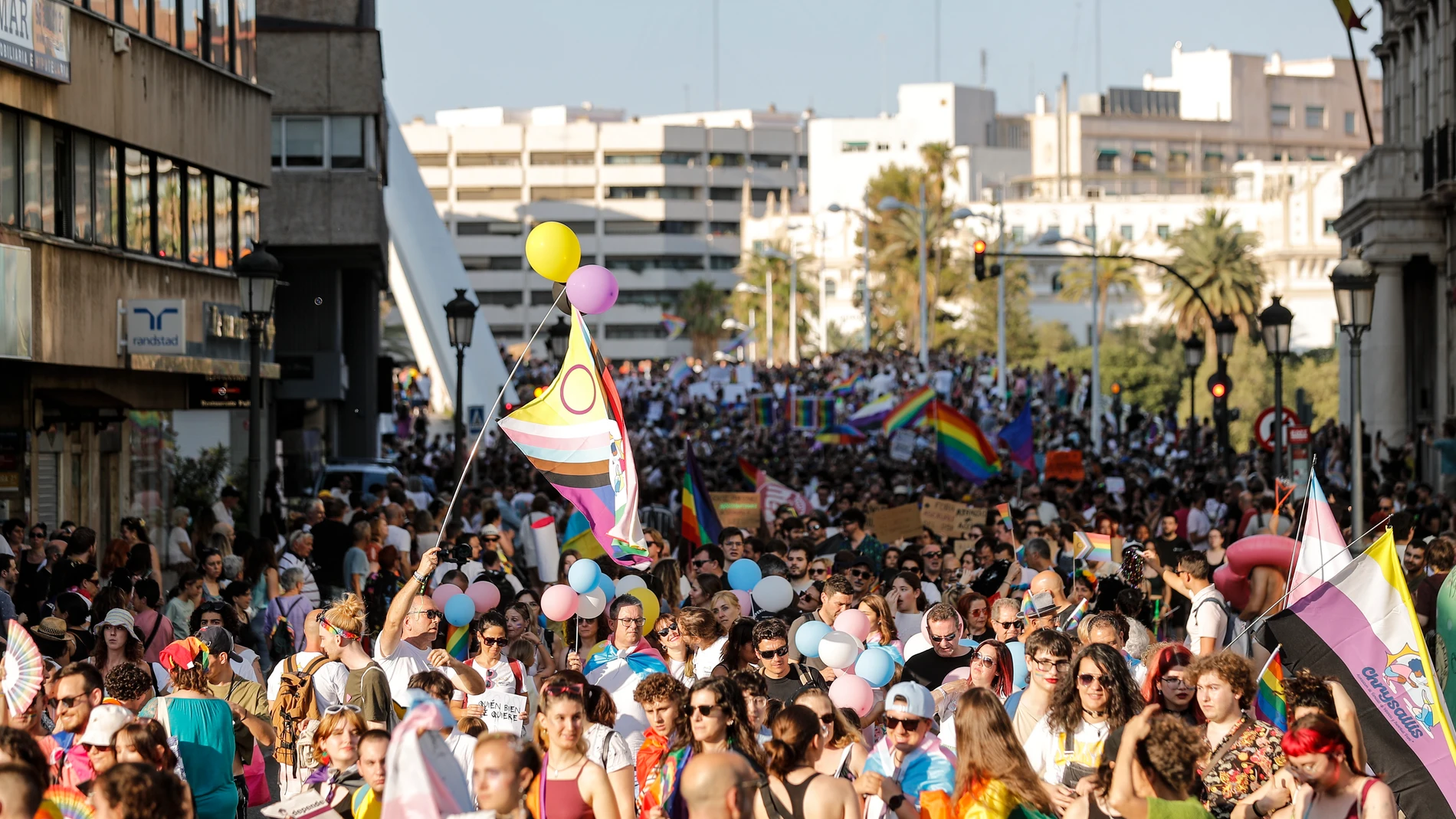 GRAFCVA4232. VALENCIA, 24/06/2023.- La marcha del Orgullo 2023 reivindica este año que no se den pasos atrás en los derechos LGTBI en la Comunitat Valenciana, una de las más avanzadas en legislaciones que reconocen esos derechos, en un contexto de cambios de gobierno en el que, según aseguran los colectivos por la diversidad sexual, la sociedad no quiere volver "al blanco y negro". En la imagen miles de personas participan en la marcha. EFE/Manuel Bruque