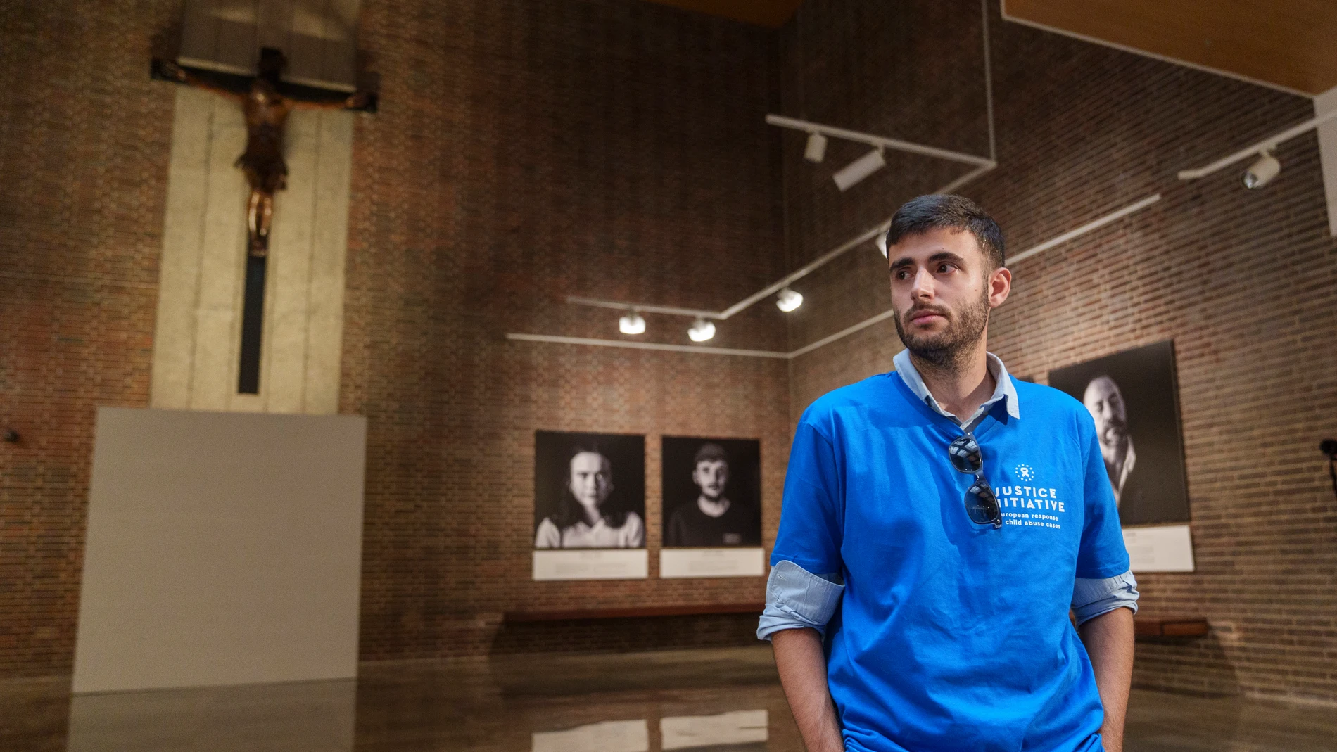 Juan Cuatrecasas ante su retrato en la exposición Acto 'Shame European Stories', sobre el abuso infantil.