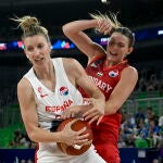 Laura Gil atrapa un rebote en la semifinal ante Hungría