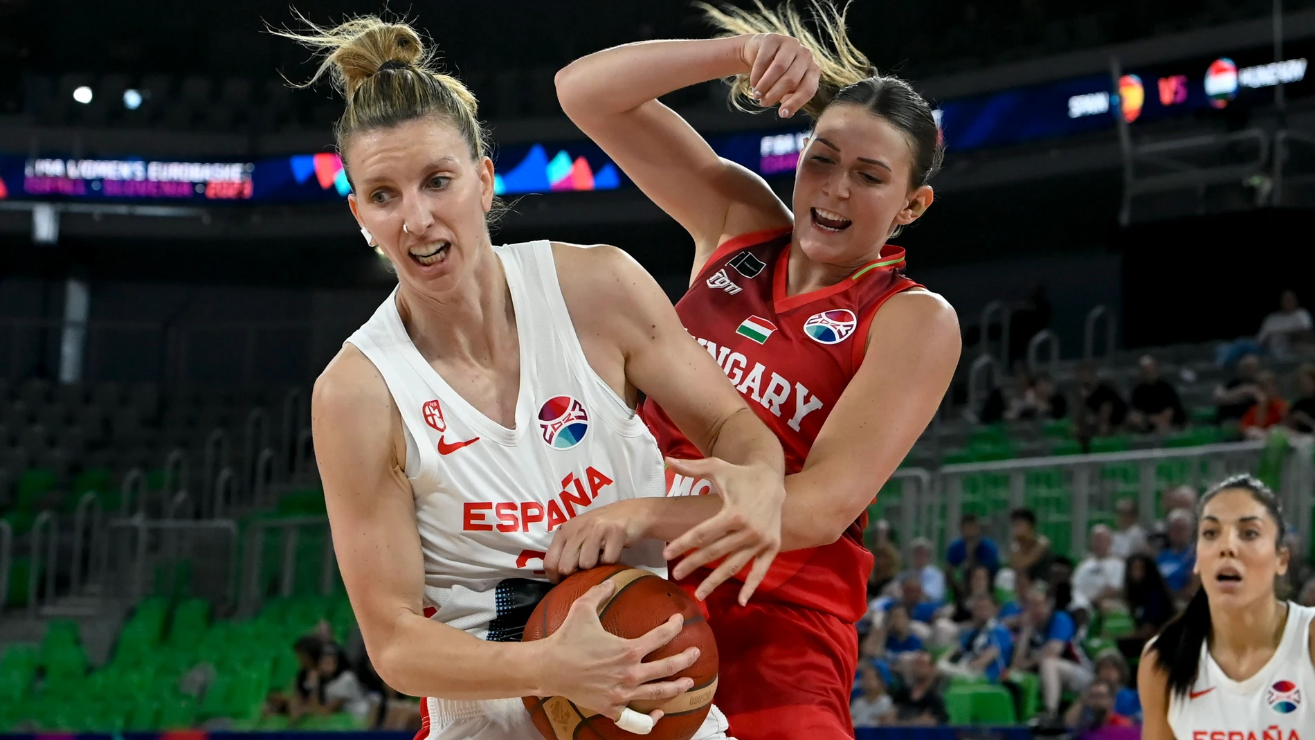 Laura Gil atrapa un rebote en la semifinal ante Hungría