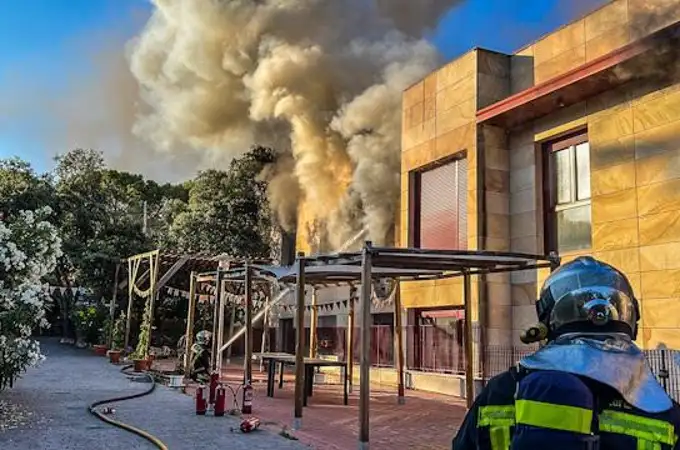 Incendio en una residencia de Madrid: una mujer fallecida y siete intoxicados Incendio en una residencia de Madrid: una mujer fallecida y siete intoxicados