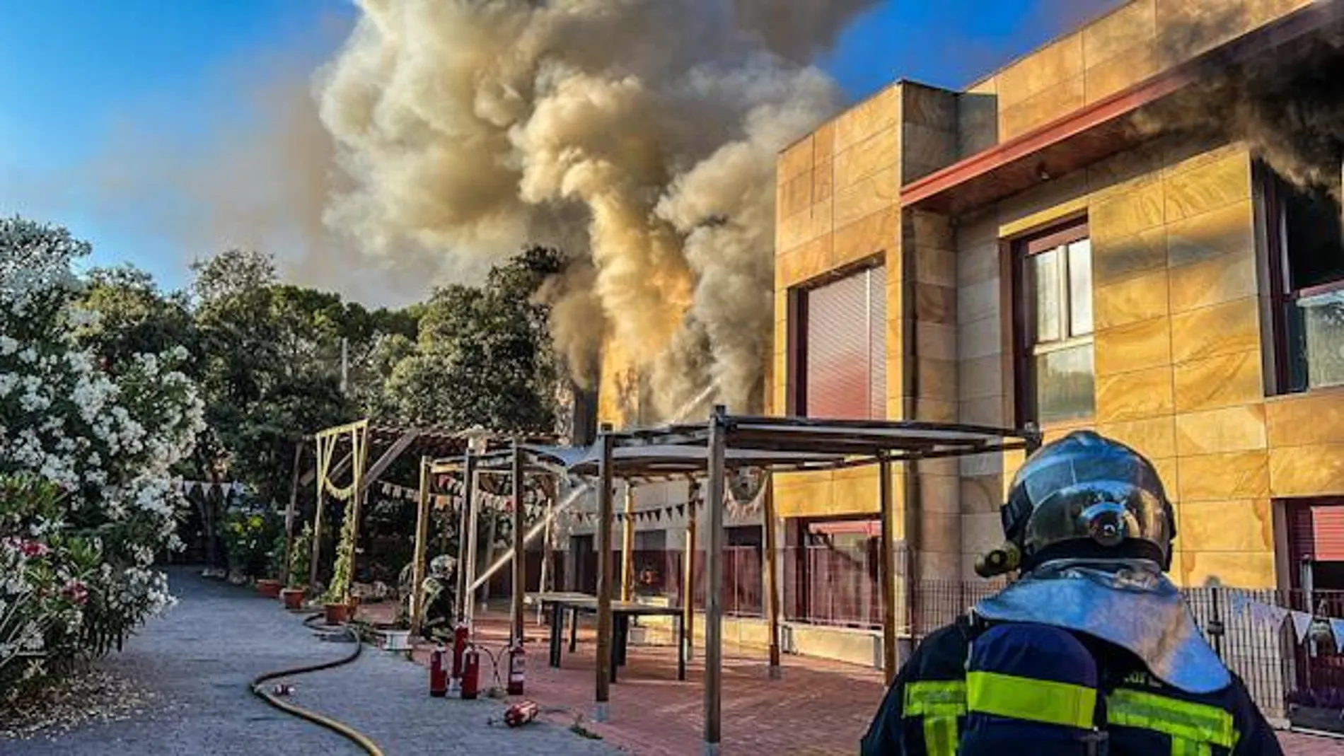 Incendio en una residencia de mayores de Madrid: hay varios intoxicados