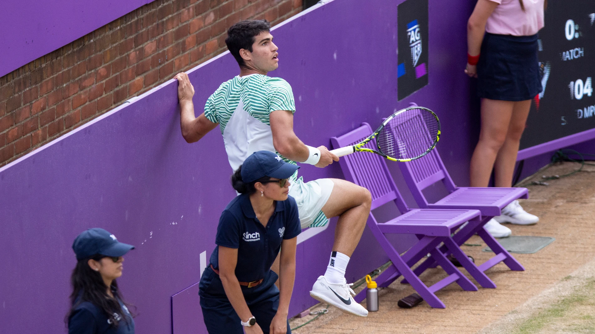 London (United Kingdom), 22/06/2023.- Carlos Alcaraz of Spain in action during his semi-final match against Sebastian Korda of USA at the Cinch Tennis Championships in London, Britain, 24 June 2023. (Tenis, España, Reino Unido, Estados Unidos, Londres) EFE/EPA/TOLGA AKMEN