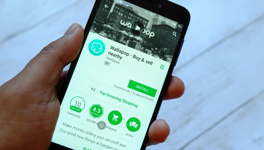 Teléfono móvil con la aplicación Wallapop en una tienda Google Play de Android.