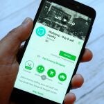 Teléfono móvil con la aplicación Wallapop en una tienda Google Play de Android.