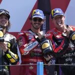 Bagnaia, Bezzecchi y Aleix Espargaró, en el podio