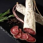 Carne de cerdo en forma de fuet (longaniza)