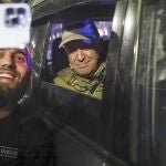Un hombre de Dones se hace un "selfie" con Yevgeny Prigozhin, líder de Wagner