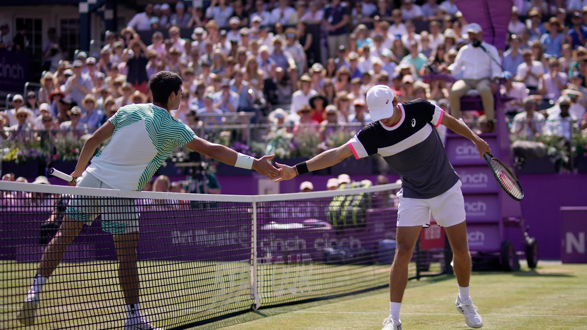 Carlos Alcaraz, of Spain, left, congratulates Alex de Minaur, of Australia, for a good point during their mens singles final match at the Queens Club tennis tournament in London, Sunday, June 25, 2023. (AP Photo/Alberto Pezzali)