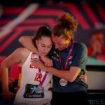 Laia Palau abraza a Maite Cazorla después de recoger la medalla de plata