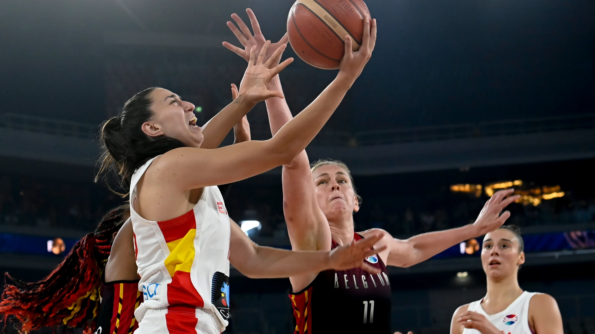 Ljubljana (Slovenia), 25/06/2023.- Maite Cazorla (L) of Spain in action against Emma Meesseman of Belgium during the FIBA Women's EuroBasket final match between Spain and Belgium at Stozice Arena in Ljubljana, Slovenia, 25 June 2023. (Baloncesto, Bélgica, Eslovenia, España) EFE/EPA/Tamas Kovacs HUNGARY OUT