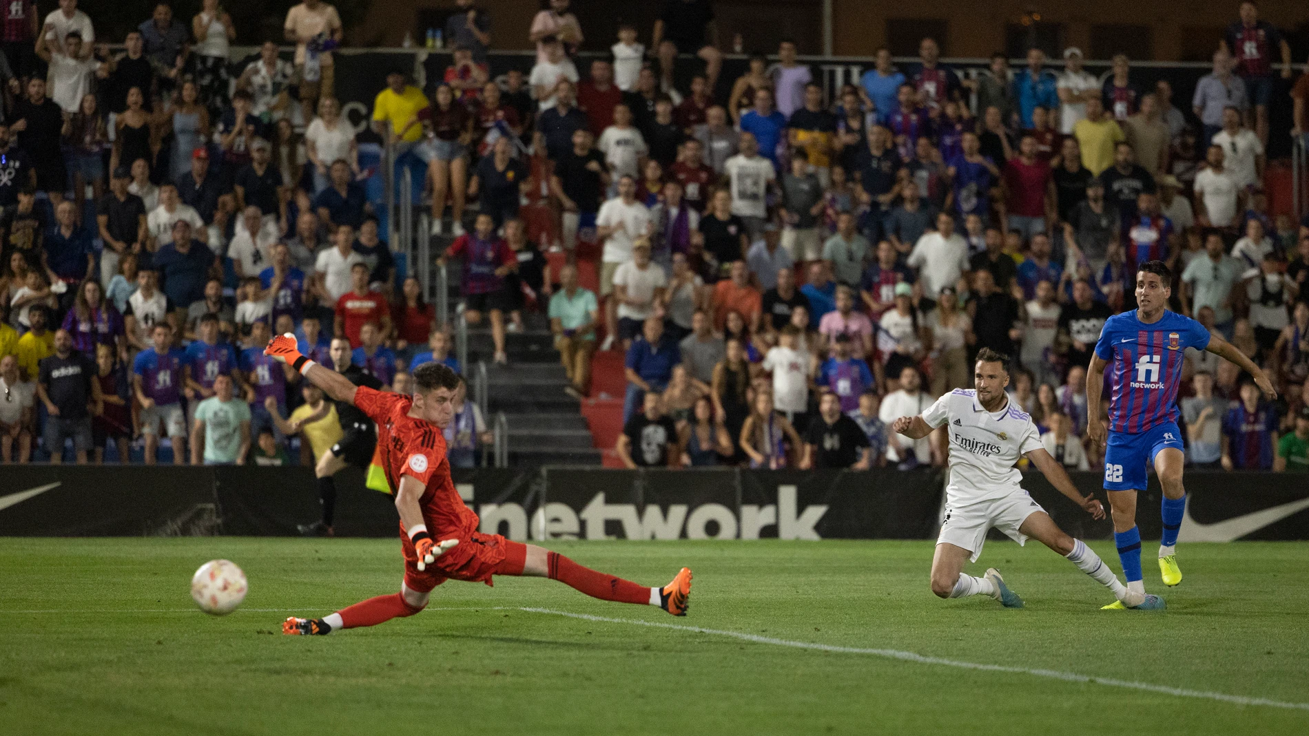 ELDA (ALICANTE), 25/06/2023.- El delantero del Eldense Juanto Ortuño (d) bate a Luis López (i), potero del Real Madrid Castilla, para marcar el gol del empate 3-3 durante el partido de vuelta de la final de la fase de ascenso a LaLiga SmartBank entre el CD Eldense y el Real Madrid Castilla, este domingo en el Estadio Municipal Nuevo Pepico Amat en Elda, Alicante. EFE/ Biel Aliño