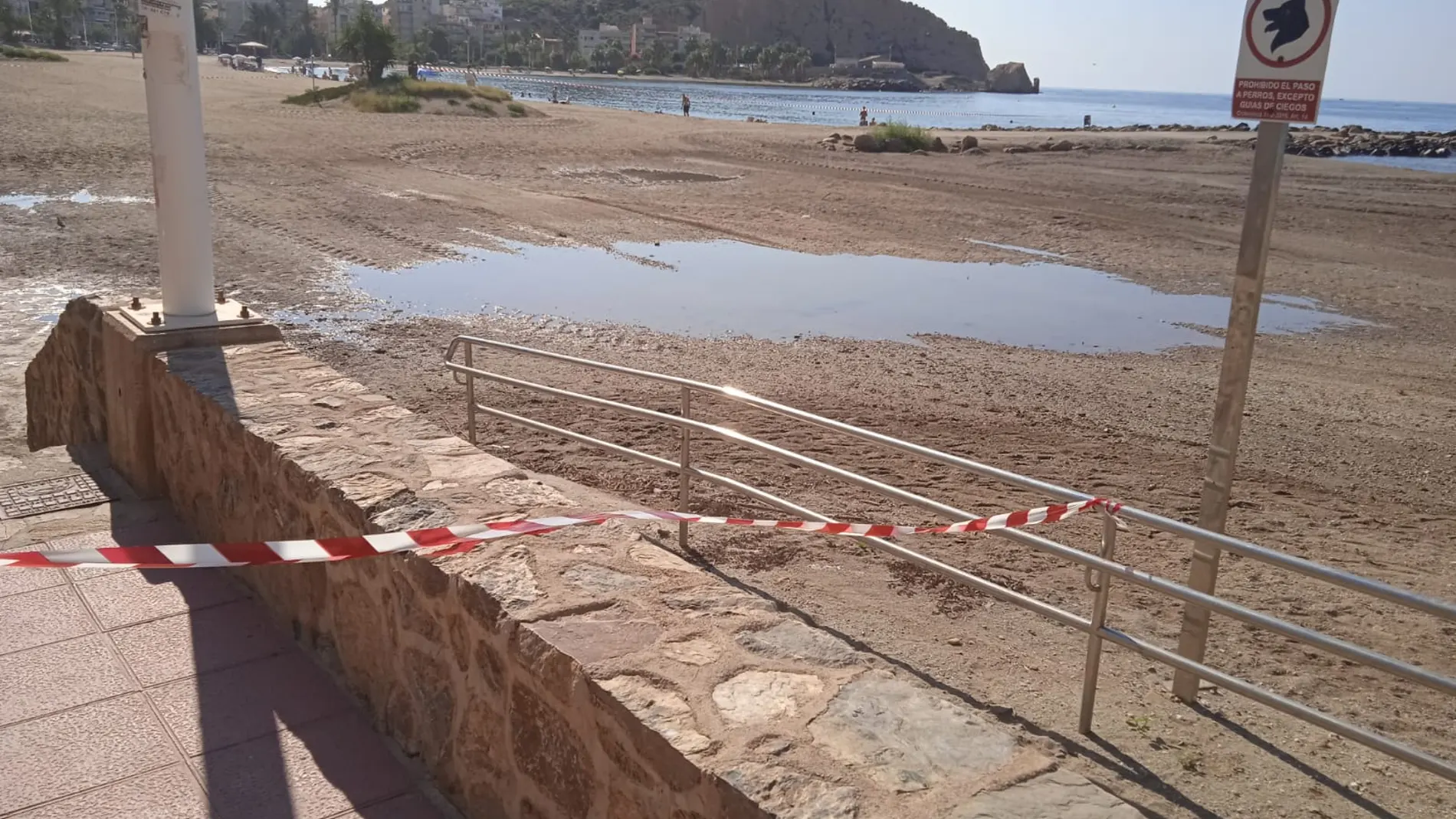 Playa de Poniente, cerrada al baño