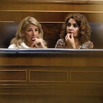 Yolanda Díaz y María Jesús Montero durante un pleno en el Congreso de los Diputados.