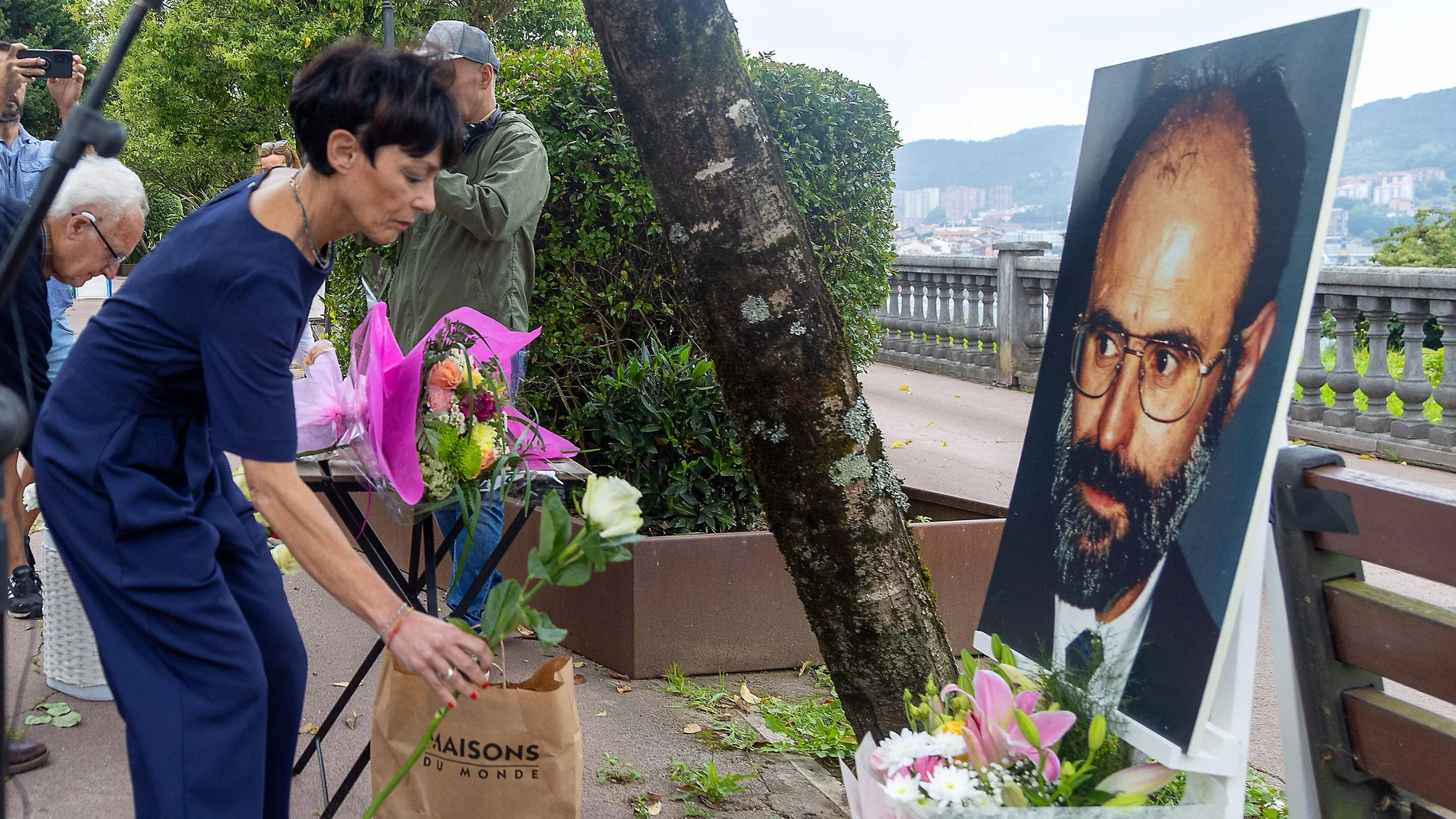 La candidata de EH Bildu a la Diputación de Gipuzkoa Maddalen Iriarte deposita flores ante la foto del Manuel Zamarreño, hoy Domingo, durante el acto de homenaje y recuerdo el concejal de Errenteria al cumplirse 25 años de su asesinato.
