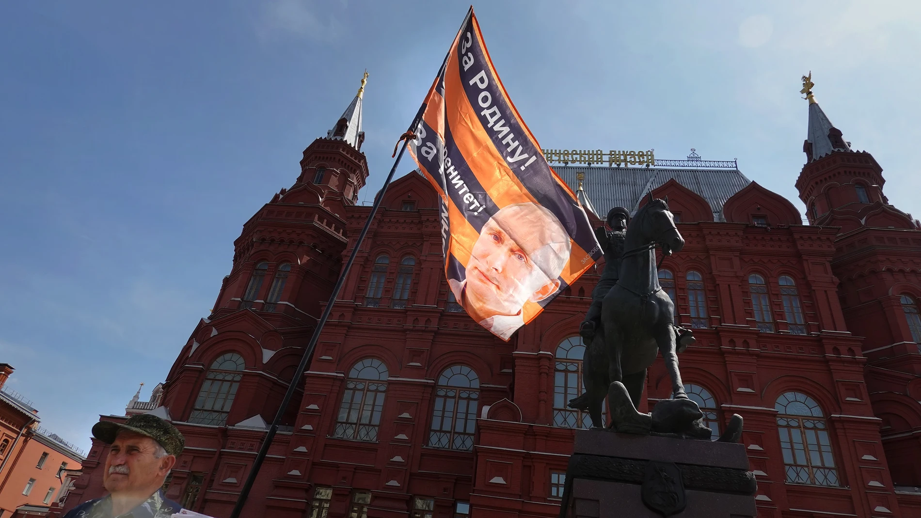 Moscow (Russian Federation), 25/06/2023.- A member of the National Liberation Movement (NLM) holds a flag with a portrait of Russian President Putin reading 'For Motherland, For Sovereignty, For Putin' during a single picket in support of the Russian President in front of the monument to Marshal Zhukov on Manezhnaya Square, outside the Kremlin in Moscow, Russia, 25 June 2023. On 24 June, counter-terrorism measures were enforced in Moscow and other Russian regions after private military compan...