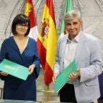La directora territorial de Banca Comercial de Castilla y León Norte de Unicaja Banco, Marga Serna, y el rector de la ULE, Juan Francisco García Marín, renuevan su convenio de colaboración